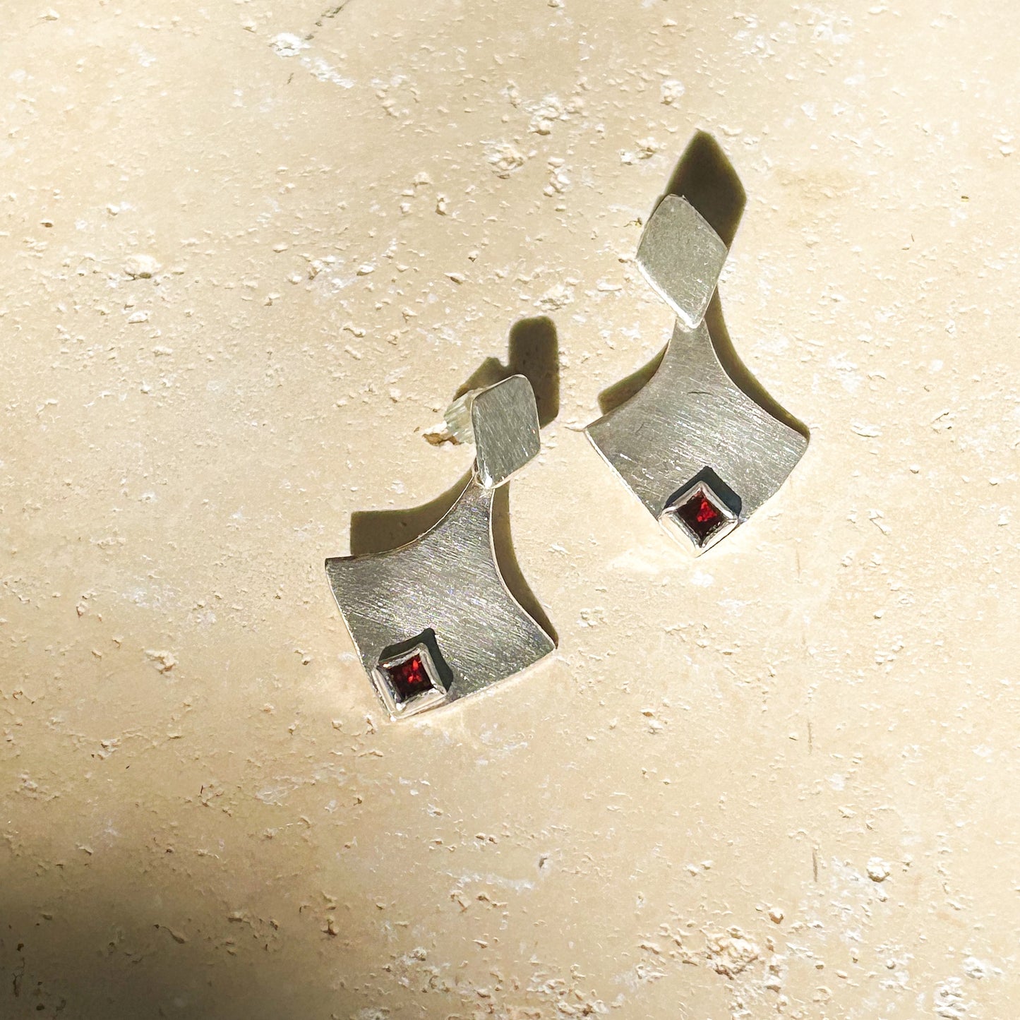 Louise earrings garnet