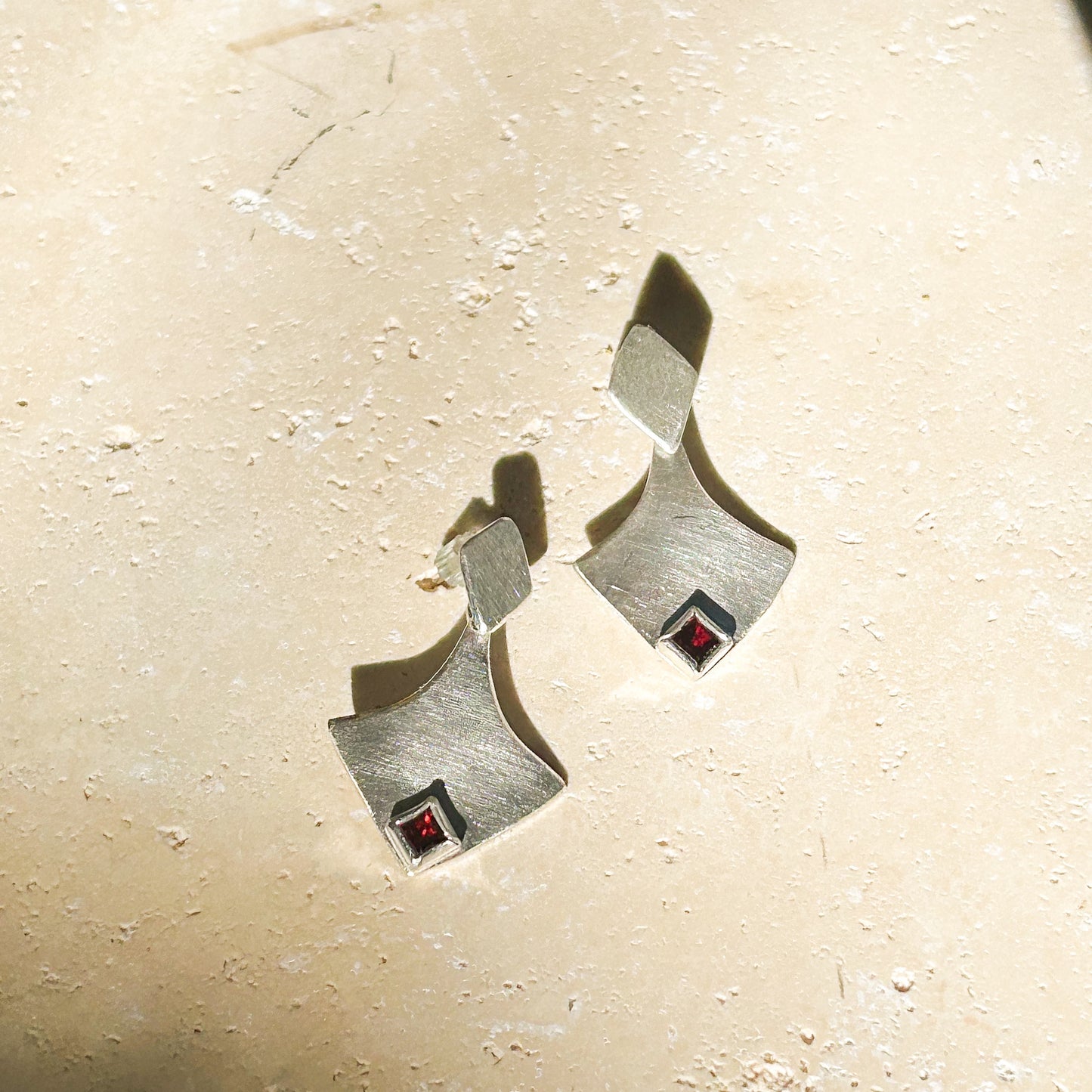 Louise earrings garnet