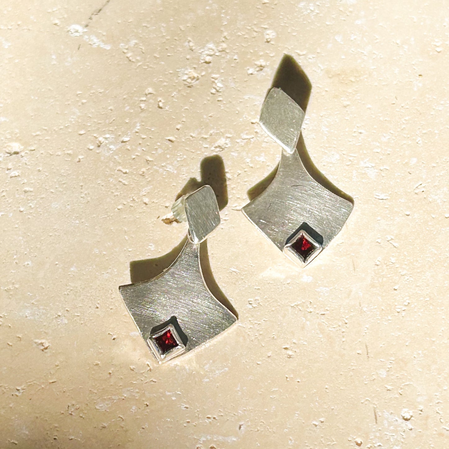 Louise earrings garnet